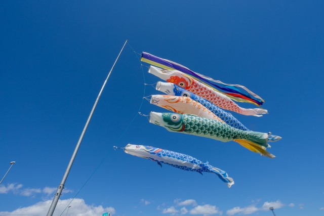 青空に泳ぐ色とりどりの鯉のぼり