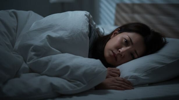 生理中にうつ症状が悪化し、ベッドから出られない女性。