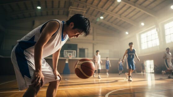 激しい運動中に、立ちくらみを起こしてしまうバスケットボール選手。