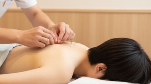 起立性調節障害の体調管理として、背中の自律神経を整える鍼治療を受けている様子。
