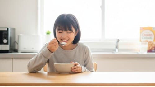腸内環境を整えるために、朝食でヨーグルトを食べる学生。