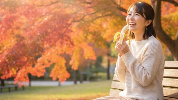 逆流性食道炎と上手に付き合い、公園でおやつを心から楽しむ女性。