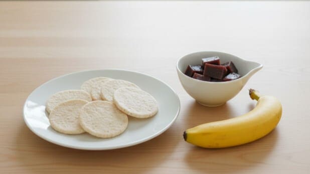 逆流性食道炎におすすめの、体に優しいおやつ（せんべい、ようかん、バナナ）の画像