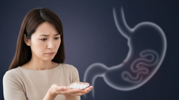 逆流性食道炎による胸の痛みに、一般的な痛み止めが効かず困惑している女性。