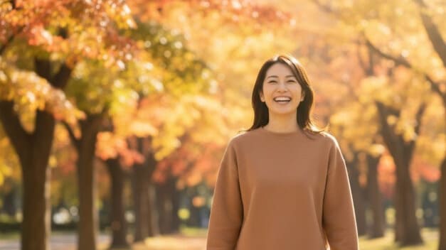 顔面痙攣の悩みから解放され、心からの笑顔を取り戻した女性。