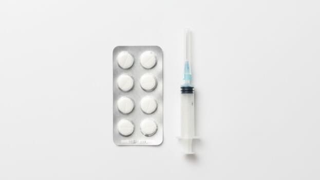 顔面痙攣の治療法である、薬、ボトックス注射からの手術のイメージ。