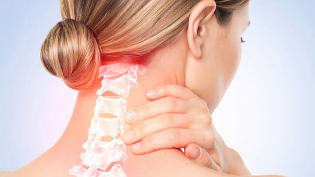 ストレートネックによる首の痛みや頭痛に悩む女性と、その首を表した画像