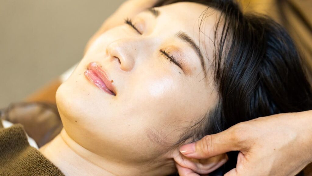 ストレートネックに対する施術を受ける女性。