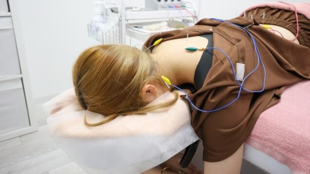 深層筋にアプローチするストレートネック改善のための電気鍼治療