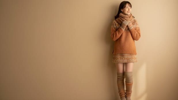 温めるべき3つの首(首・手首・足首)の位置と、マフラー、手袋、レッグウォーマーを着用した様子を示すイラスト。