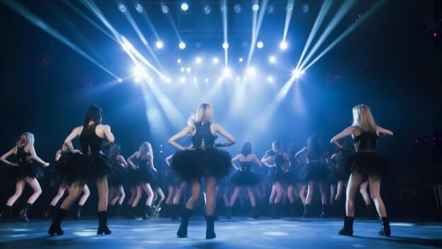 激しいダンスなどでストレートネックのリスクが高いアイドルのステージ