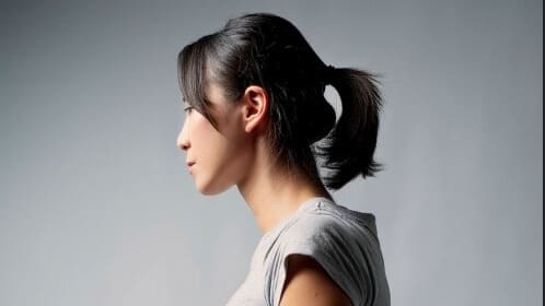 ストレートネックの典型例である頭が前に出た悪い姿勢（スマホ首）