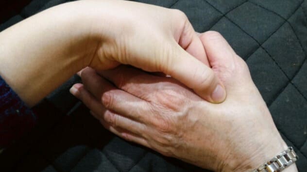 手の甲の合谷（ごうこく）のツボを押すセルフケアの手元