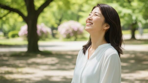 寒暖差疲労が完治し笑顔で外出を楽しむ女性