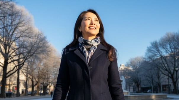 冬の朝、頭痛から解放され清々しい笑顔で歩く40代日本人女性