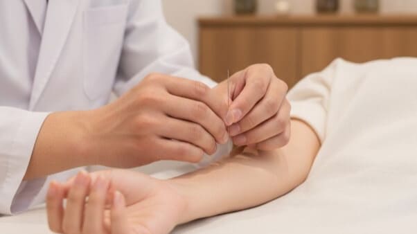 鍼灸院で自律神経調整の鍼治療を受けているホットヨガインストラクターの女性