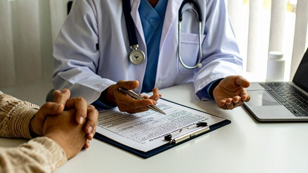 浜崎鍼灸整骨院での高血圧改善施術の流れを説明する院長